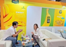 Marianela Ubilla, GM of Ecuadorian banana growers exports Agzulasa, meeting with an Asian customer.